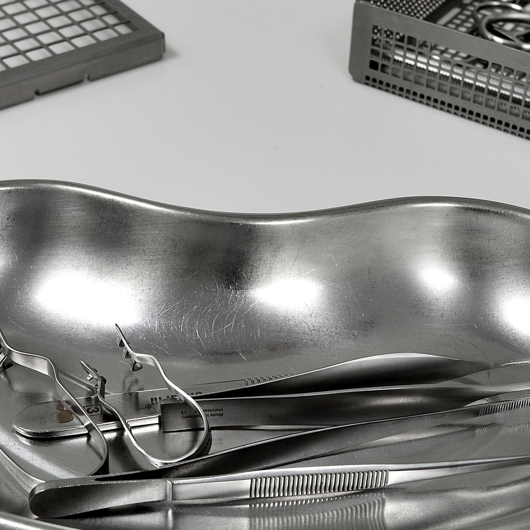 Detail: Nierenschale mit Instrumenten — Aktuelles Projekt, B+E Fotografie