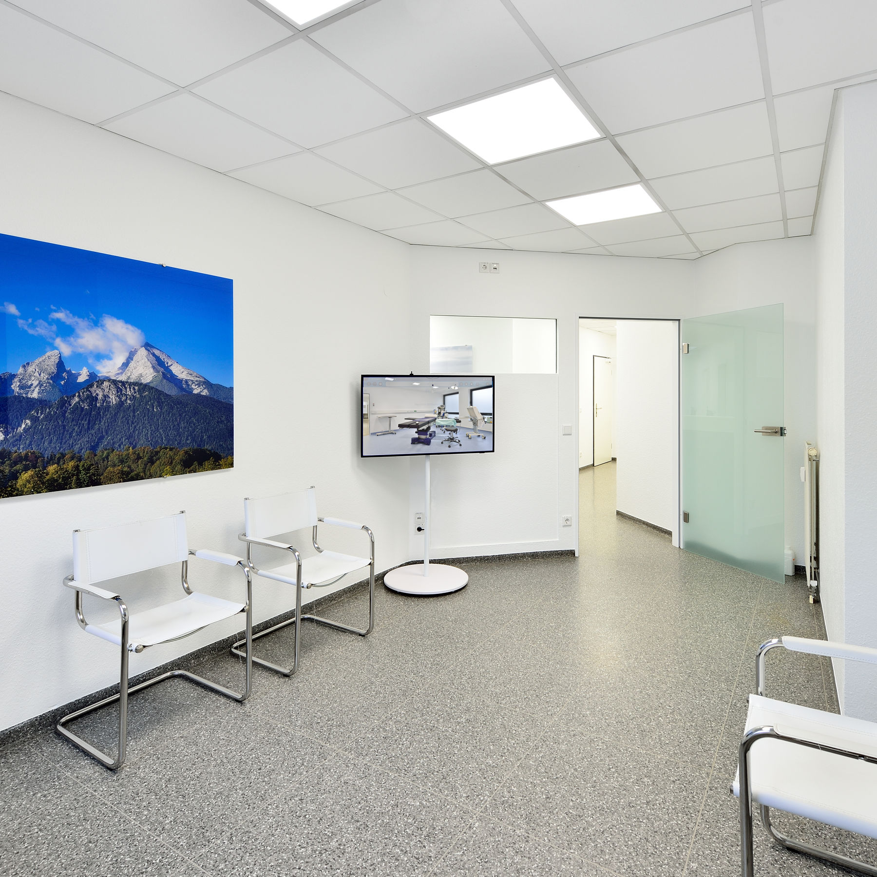 Wartezimmer mit Monitor — Aktuelles Projekt, B+E Fotografie