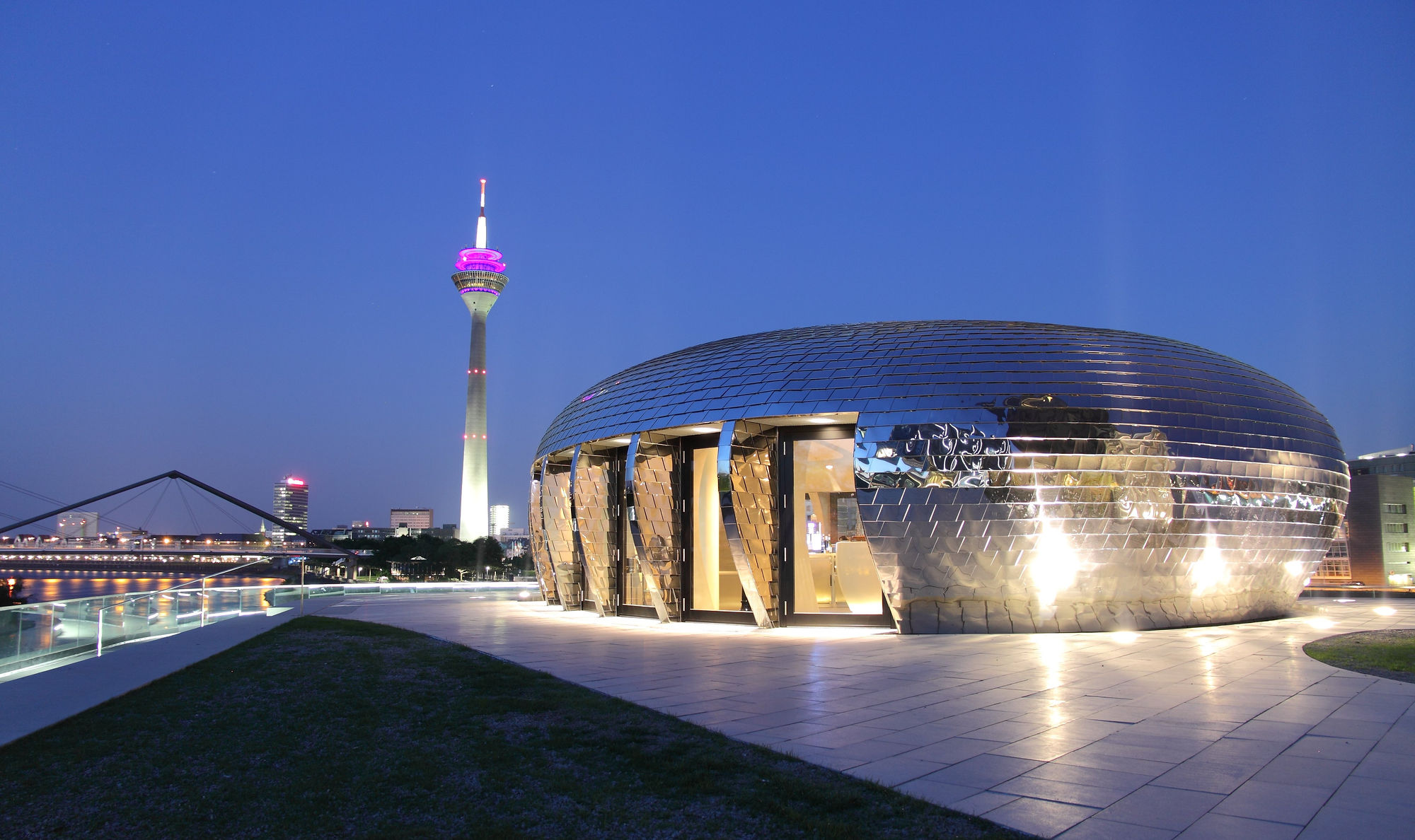 Architekturfotografie Düsseldorf bei blauer Stunde: Rheinturm und verspiegelter Pavillon im Medienhafen — B+E Fotografie