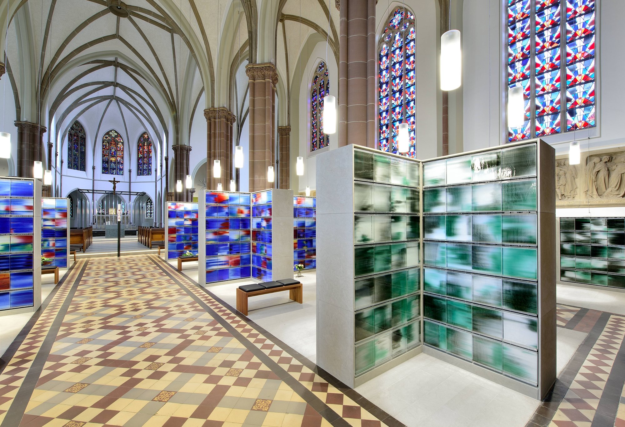 Kirchenraum mit farbigen Glasvitrinen