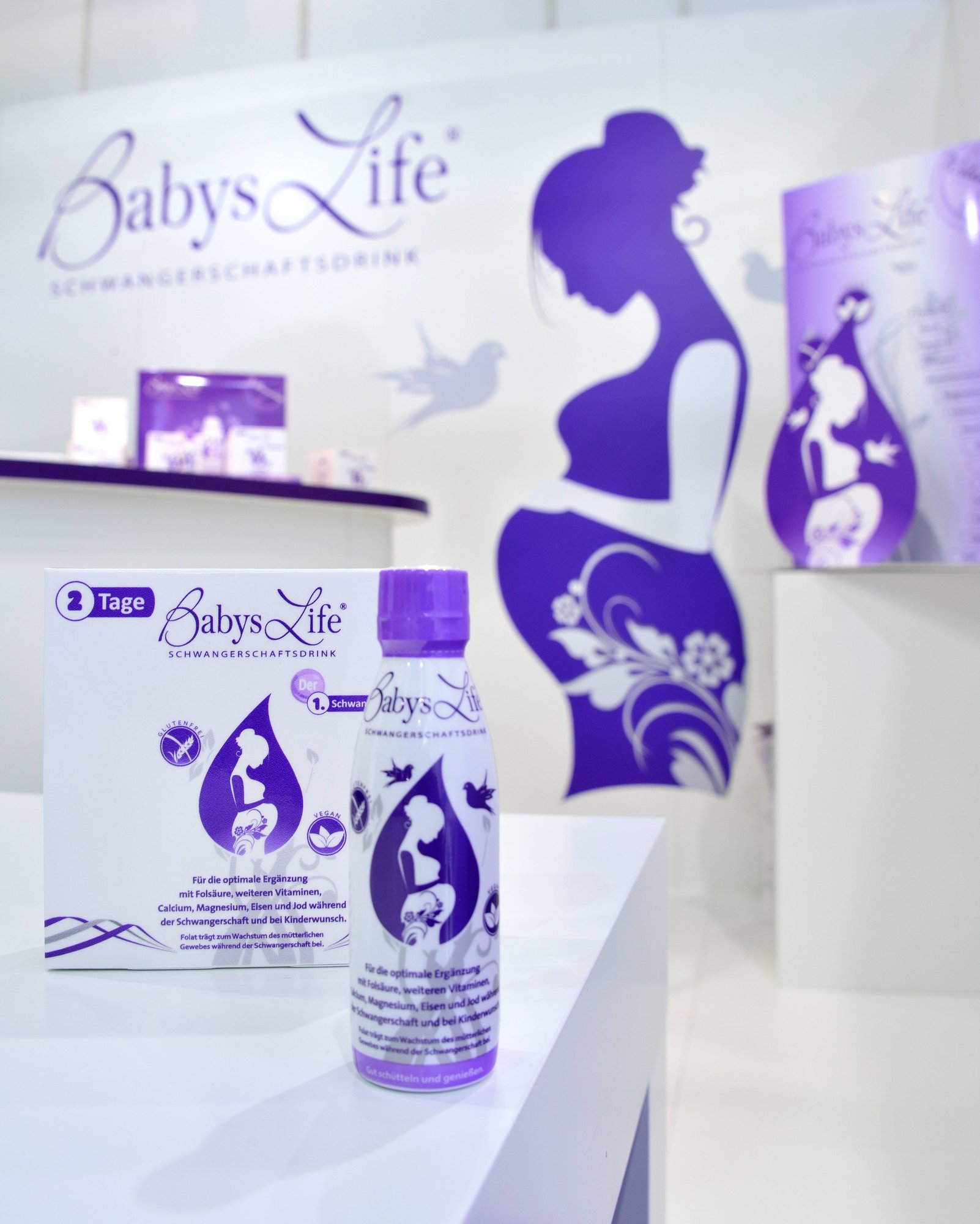 Messestand mit Produktpräsentation in Violett