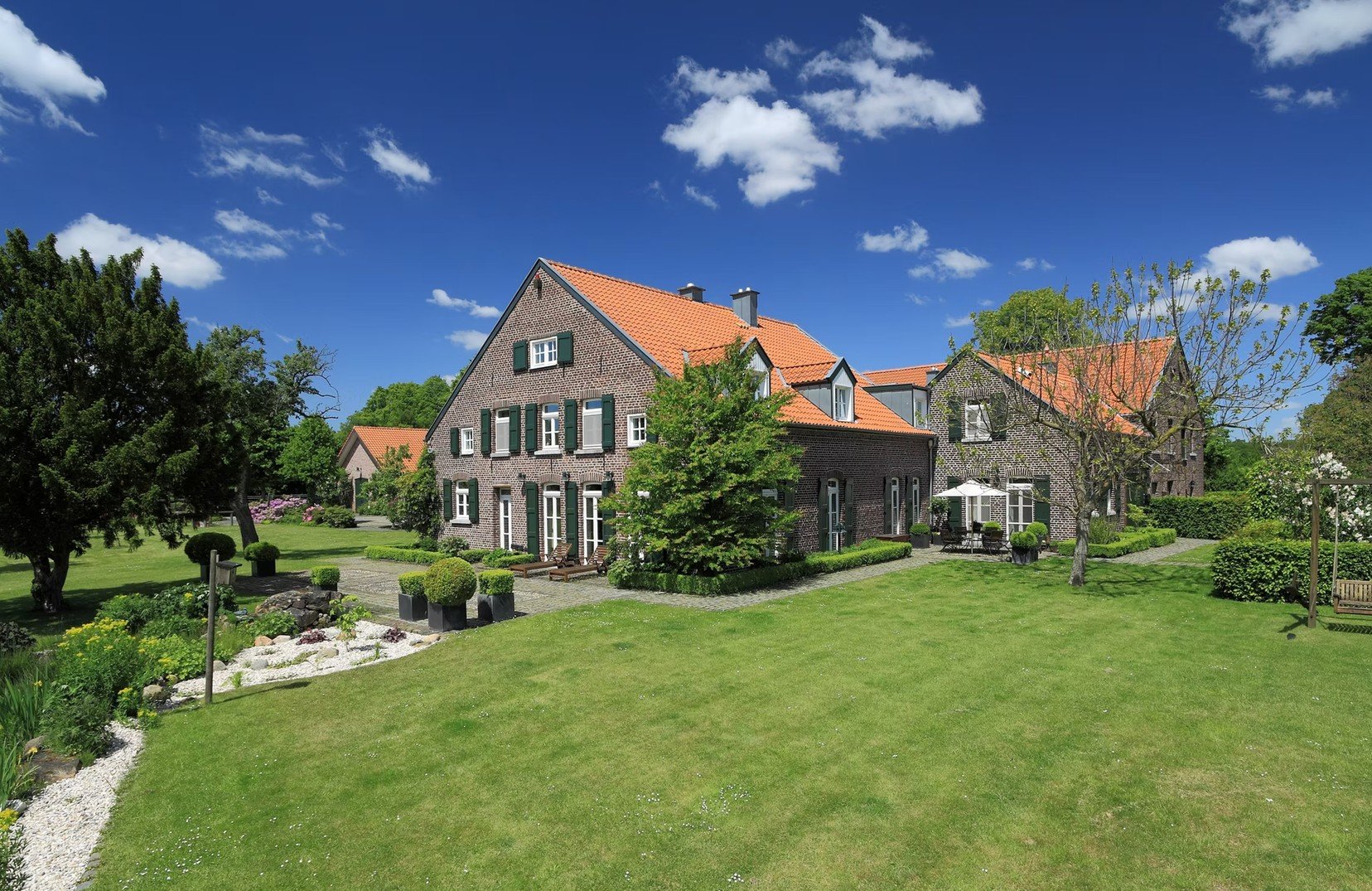 Backsteinanwesen mit weitem Garten