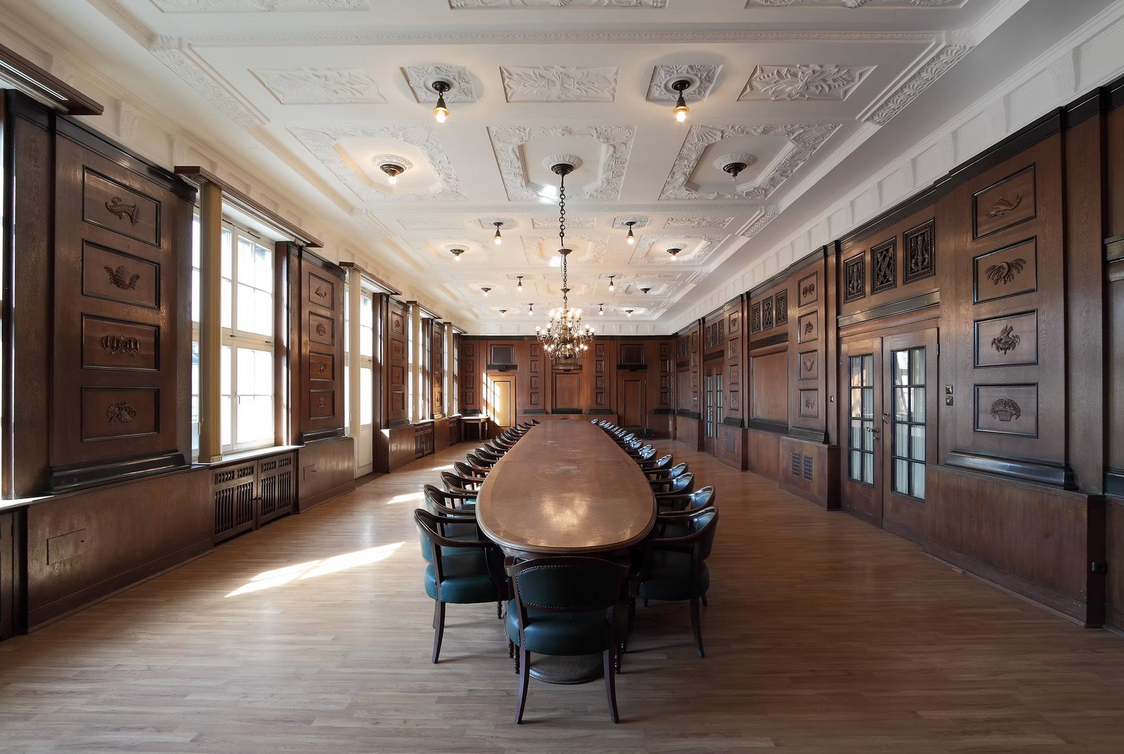 Historischer Sitzungssaal mit langer Tafel